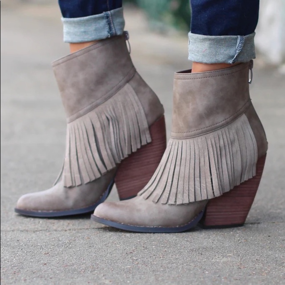 Very volatile fringe boots size 6.5 worn once, perfect for any season!